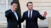 Presiden China, Xi Jinping (kiri) dan Presiden Perancis Emmanuel Macron, usai pertemuan di Istana Elysee, Paris, Senin (25/3).