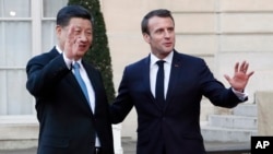 Presiden China, Xi Jinping (kiri) dan Presiden Perancis Emmanuel Macron, usai pertemuan di Istana Elysee, Paris, Senin (25/3).