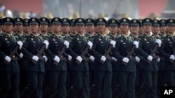 资料照片： 2019年10月1日，在北京举行的纪念中华人民共和国成立70周年阅兵式上，中国人民解放军火箭军官兵列队行进。