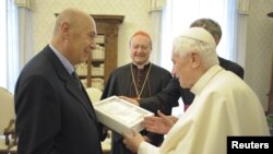 El Santo Padre entrega el libro "La Infancia de Jesús". En la imagen con el editor de la casa Rizzoli.