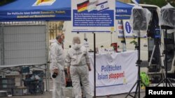 Los investigadores de la policía trabajan en el lugar donde un hombre atacó a varias personas en un puesto de información de un grupo de activistas en el mercado central de la ciudad de Mannheim, Alemania, el 31 de mayo de 2024.