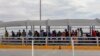 Demandeurs d'asile venus d'Amérique centrale, alignés sur le pont international Paso del Norte de Ciudad Juarez, au Mexique, en vue demander l'asile politique aux États-Unis, le 9 janvier 2019. 