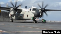 Pesawat C-2 Greyhound di dek USS George Washington di Laut Filipina, 16 November 2013. (AL Amerika). (Foto:Dok)