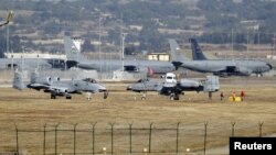 Beberapa pesawat militer AS termasuk pesawat jet tempur A-10 Thunderbolt II tampak di pangkalan udara Incirlik di kota Adana, Turki selatan (foto: dok). 