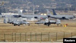 Beberapa pesawat jet tempur AS A-10 Thunderbolt II di pangkalan Angkatan Udara Turki Incirlik (foto: dok). 