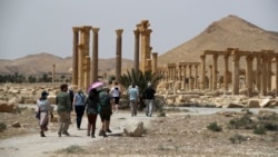 แฟ้มภาพ - นักท่องเที่ยวเยี่ยมชมเมืองประวัติศาสตร์ พัลไมรา (Palmyra) ในซีเรีย เมื่อวันที่ 11 พ.ค. 2023