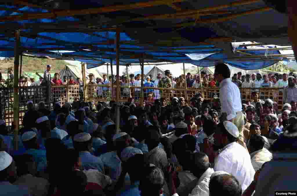 Indonesian Minister of Foreign Affairs Marty Natalegawa speaks with Muslim Rohingya in Pauktaw refugee camp in Rakhine state, Myanmar on Jan. 7, 2013. (Courtesy of Indonesian Ministry of Foreign Affairs)