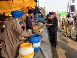 Farmers cook and serve community meals at the largest protest site outside Delhi, in India. (A. Pasricha/VOA)