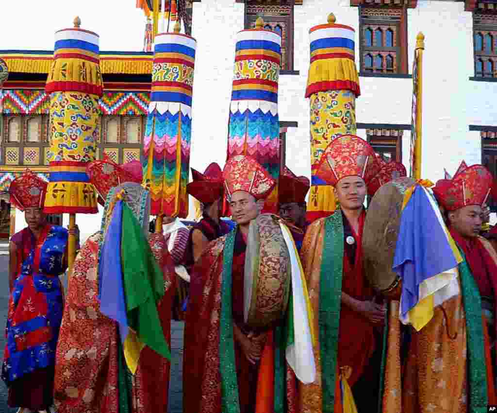 Performers at the coronation (Photo/VOA - S. Herman)