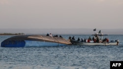 Des enquêteurs en plein travail sur le ferry chaviré MV Nyerere avec un bilan de plus de 150 morts dans le lac Victoria, en Tanzanie, le 21 septembre 2018.