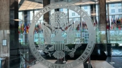 资料照片：位于美国首都华盛顿的美国国务院大楼入口处。(2025年6月30日)