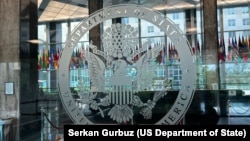 资料照片：位于美国首都华盛顿的美国国务院大楼入口处。(2025年6月30日)