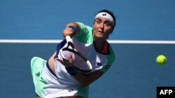 Ons Jabeur lors d'un match contre Sofia Kenin à l'Open d'Australie, Melbourne, le 28 janvier 2020.