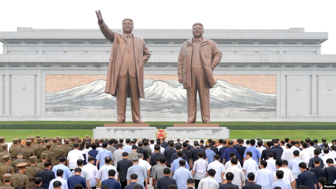 ARSIP - Warga dan prajurit berkumpul untuk mempersembahkan bunga pada patung pendiri negara Kim Il Sung dan Kim Jong Il pada Hari Songun di Bukit Mansu, Pyongyang, Korea Utara yang dirilis tanggal 26 Agustus 2018 (foto: KCNA via Reuters)