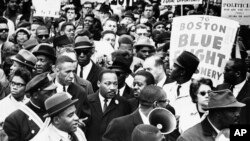 资料照片: 1965年4月23日金博士在波士顿参加民权游行