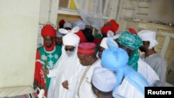 Sarkin Kano Muhammad Sanusi na biyu, ya ziyarci wadanda harin bom din ranar juma'a, ya rutsa dasu, a asibitin Murtala Muhammad, a Kano, 30 ga Nuwamba 2014.