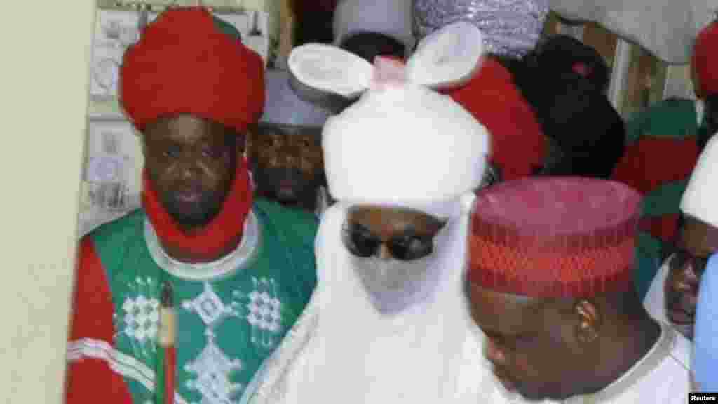 Sarkin Kano Muhammad Sanusi na biyu, ya ziyarci wadanda harin bom din ranar juma&#39;a, ya rutsa dasu, a asibitin Murtala Muhammad, a Kano, 30 ga Nuwamba 2014.