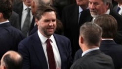 Wakil Presiden terpilih AS JD Vance mendapatkan selamat dari rekan-rekannya di Kongres setelah pengesahan hasil pemilu AS 2024, di Gedung Capitol, Washington, pada 6 Januari 2025. (Foto: AP/Matt Rourke)