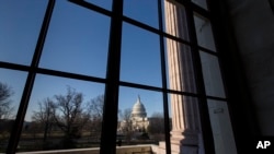 ARCHIVO - El Capitolio se ve desde el edificio de oficinas del Senado Russell mientras el Congreso regresa de una semana de trabajo de distrito, en Washington, el 24 de marzo de 2014. 