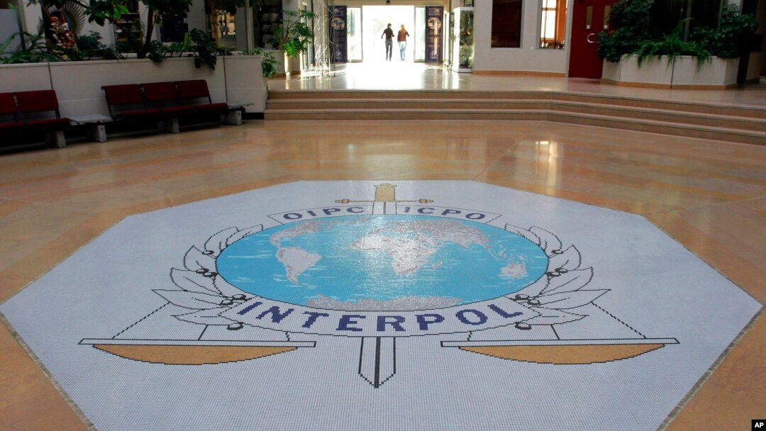 Pintu masuk aula markas besar Interpol di Lyon, Perancis tengah, 16 Oktober 2007. (Foto: dok). Badan Kepolisian Internasional Interpol telah memberikan suara, Rabu, Sept.27, 2017 untuk memasukkan "Negara Palestina" sebagai anggota, upaya baru dukungan nyata bagi Palestina untuk mendapatkan pengakuan internasional. (AP Photo / Laurent Cipriani, File)