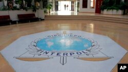 Pintu masuk aula markas besar Interpol di Lyon, Perancis tengah, 16 Oktober 2007. (Foto: dok). Badan Kepolisian Internasional Interpol telah memberikan suara, Rabu, Sept.27, 2017 untuk memasukkan "Negara Palestina" sebagai anggota, upaya baru dukungan nyata bagi Palestina untuk mendapatkan pengakuan internasional. (AP Photo / Laurent Cipriani, File)