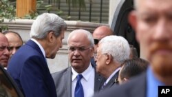 L'Américain John Kerry (g.), s'adresse au Palestinien Mahmoud Abbas (centre) à Amman, le 24 octobre 2015. (AP Photo/Raad Adayleh)