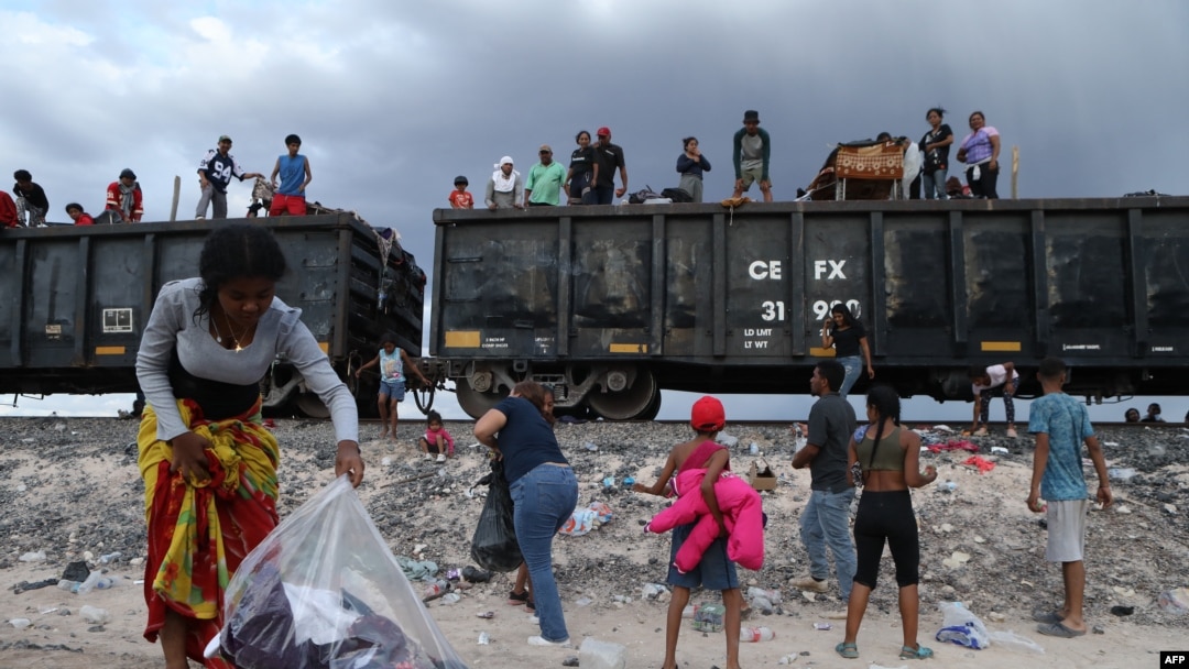 Migrantes, en su mayoría venezolanos, permanecían varados después de que el tren de mercancías en el que viajaban a Ciudad Juárez se detuviera en el desierto en el municipio de Ahumada, estado de Chihuahua, México, el 29 de septiembre de 2023.