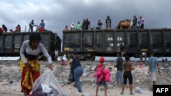 Migrantes, en su mayoría venezolanos, permanecían varados después de que el tren de mercancías en el que viajaban a Ciudad Juárez se detuviera en el desierto en el municipio de Ahumada, estado de Chihuahua, México, el 29 de septiembre de 2023.