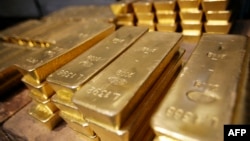 Việt Nam dự kiến sẽ cho phép nhập khẩu vàng chính thức vào tháng 7 hoặc tháng 8/2024, theo lời quan chức iệp hội Kinh doanh vàng Việt Nam, trong nỗ lực thu hẹp khoảng cách giá vàng trong nước với quốc tế.