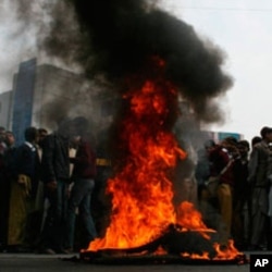 بجلی کی طویل بندش کے خلاف احتجاج روز کا معمول بن گئے ہیں۔