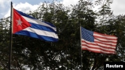 Cờ Mỹ và Cuba tung bay trên bầu trời Havana.