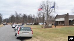Autoridades investigan el lugar del mortal tiroteo en una escuela secundaria en Benton, Kentucky, el martes, 23 de enero de 2018.
