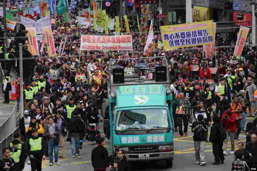 遊行隊伍先導走出維園經過銅鑼灣鬧市