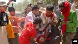 လက်ပံတန်းမှာ ပင်မသပိတ်စစ်ကြောင်းဖြိုခွဲချိန် ဒဏ်ရာရကျောင်းသားတဦးကို သယ်ဆောင်လာစဉ်။ (မတ်လ ၁၀၊ ၂၀၁၅) 