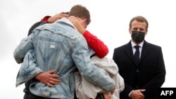 Perezida w'Ubufaransa Emmanuel Macron aje guha ikaze umufaransa Sophie Petronin, yari yaragizwe imbohe n'intagondwa muri Mali, ashitse hafi ya Paris. 
