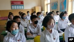 지난달 3일 북한 평양의 한 중학교 학생들이 수업 중에 마스크를 쓰고 있다.