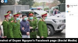 Cảnh sát áp giải một bị cáo trong vụ Đồng Tâm ra tòa; ảnh trên Facebook của chị Nguyễn Thị Duyên, 8/3/2021.