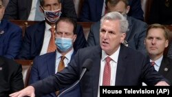 L'élu républicain Kevin McCarthy est parvenu vendredi à convaincre quelques uns de ses détracteurs à soutenir sa candidature au poste de "speaker".