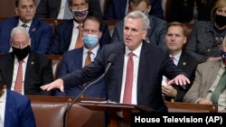 Le chef de la minorité républicaine de la Chambre des représentants, Kevin McCarthy, prend la parole lors du débat sur le projet de loi social et environnemental expansif des démocrates, au Capitole, le jeudi 18 novembre 2021, à Washington. 