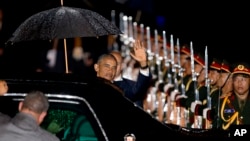 US President Barack Obama waves upon his arrival at Wattay International Airport in Vientiane, Laos, Sep 5, 2016. 