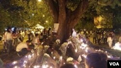 Mourners gathered in Medellín, Colombia, to pay tribute to members of Brazil’s Chapecoense soccer team. (E. Alzate for VOA)