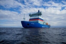 一艘核动力破冰船在波罗的海芬兰湾海域试航。（2020年7月5日）
