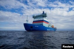 一艘核动力破冰船在波罗的海芬兰湾海域试航。（2020年7月5日）