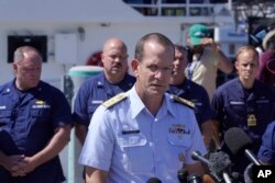 Laksamana Muda Penjaga Pantai AS John Mauger, memberikan keterangan kepada media, Kamis, 22 Juni 2023, di Pangkalan Penjaga Pantai Boston, di Boston. (AP/Steven Senne)