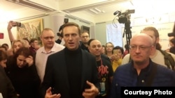 Алексей Навальный и Максим Резник среди журналистов после встречи