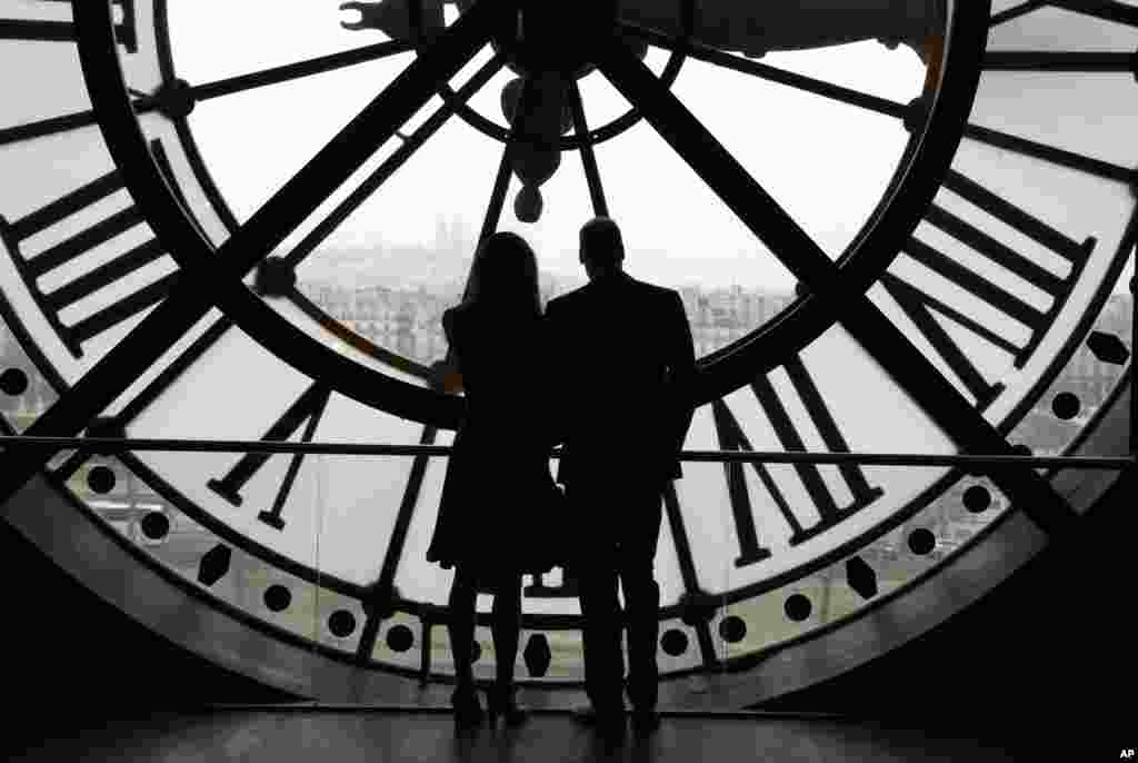 프랑스 파리를 방문중인 윌리엄(오른쪽) 영국 왕세손과 케이트 미들턴 왕세손비가 오르세 미술관의 대형 시계 너머로 센강을 바라보고 있다.