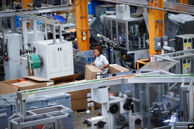 Một công nhân làm việc tại một nhà máy của tập đoàn Stihl ở Virginia Beach, bang Virginia, ngày 25 tháng 5, 2017.