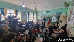 نشست خبری اسماعیل بقایی، سخنگوی وزارت امور خارجه جمهوری اسلامی، در یک کلاس درس (۱۲ اسفند ۱۴۰۴)