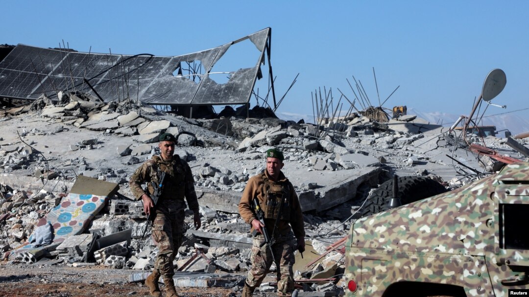 Tentara Lebanon berdiri di dekat lokasi yang diserang Israel di Lembah Bekaa, Saraain, Lebanon, pada 12 Maret 2024. (Foto: Reuters/Mohamed Azakir)