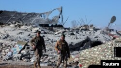 Tentara Lebanon berdiri di dekat lokasi yang diserang Israel di Lembah Bekaa, Saraain, Lebanon, pada 12 Maret 2024. (Foto: Reuters/Mohamed Azakir)